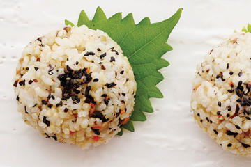 Hijiki, carrot, and shiitake onigiri, photo by Matt Armendariz from Rice Craft by Sonoko Sakai