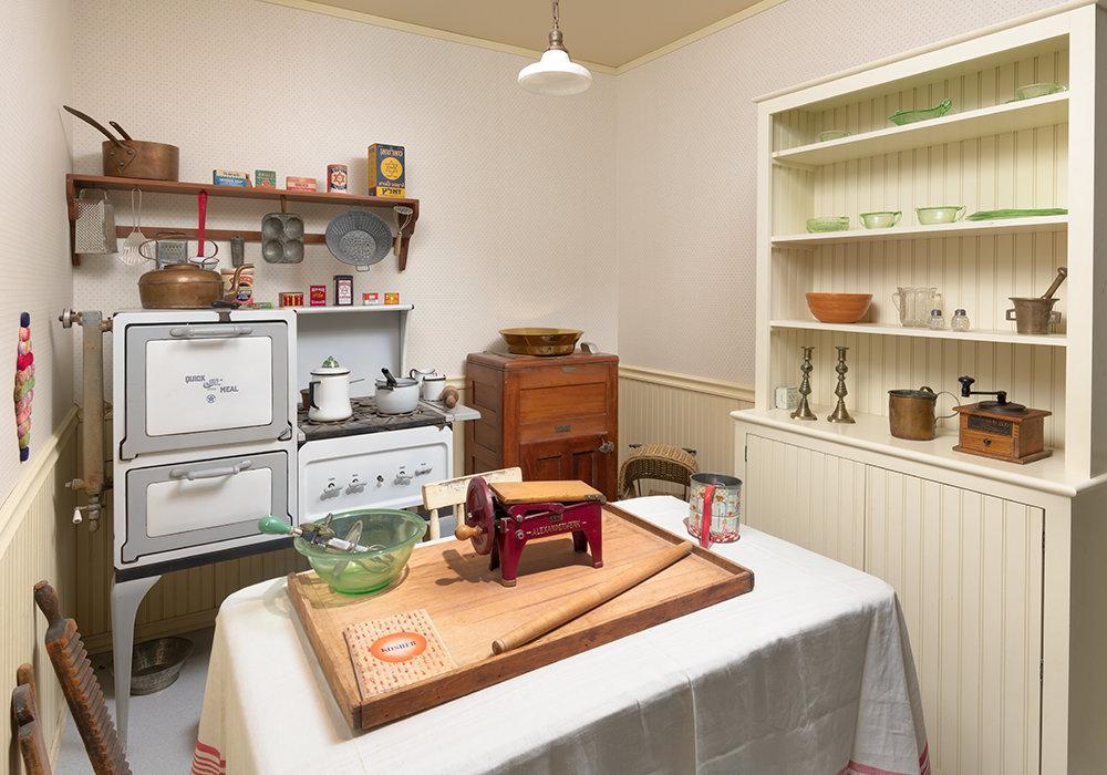 Photo of a kitchen as it would have looked in an early twentieth-century immigrant home.