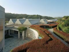 photo of Skirball Cultural Center courtyard and surrounding buildings